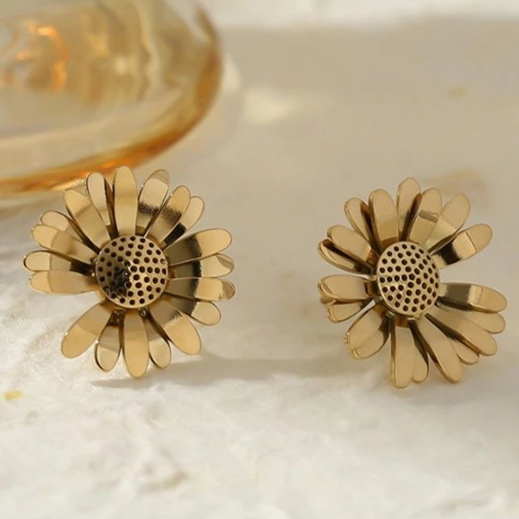 New 18K Gold Plated Daisy Flower Stud Earrings - Picture 1 of 6